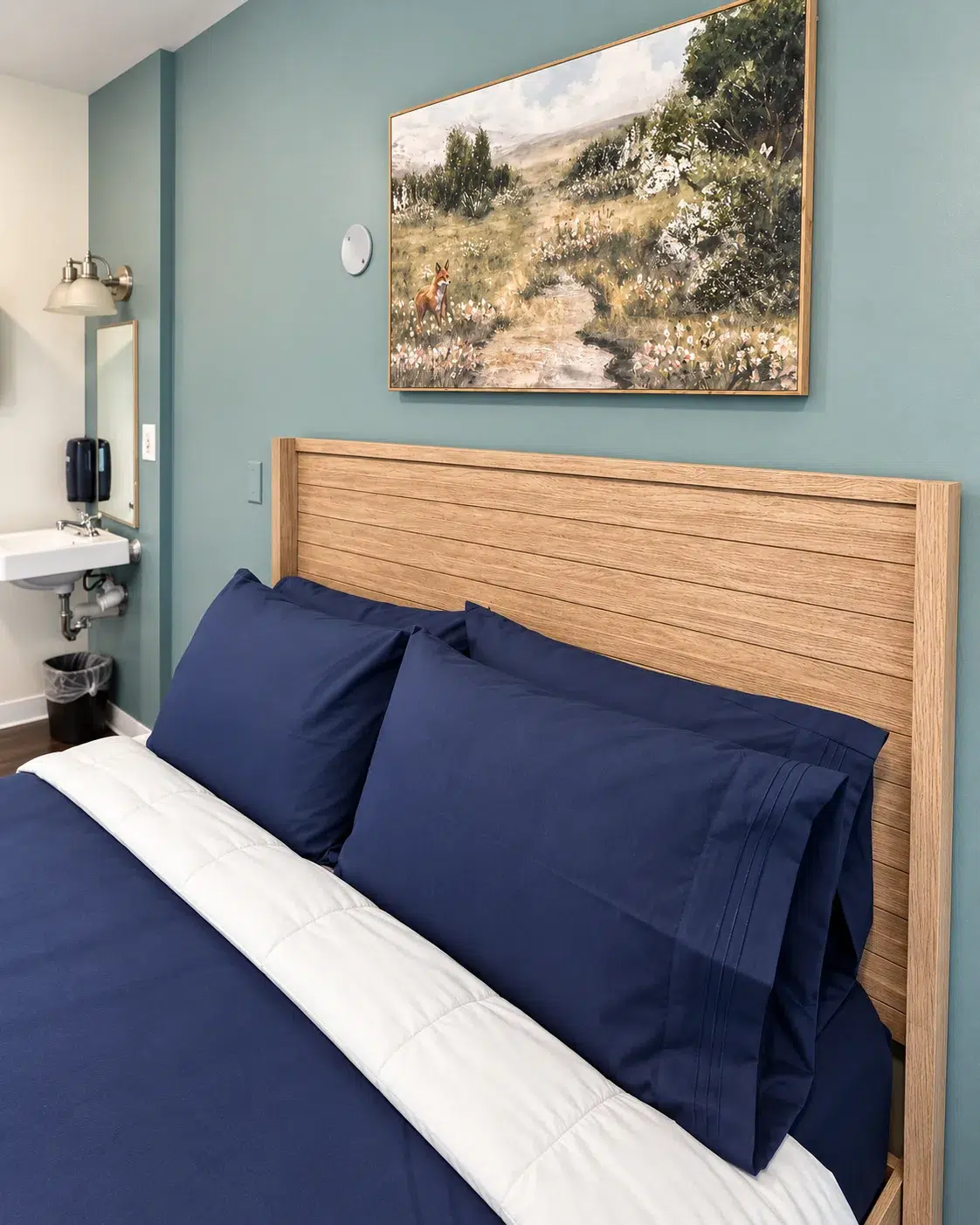 Queen bed in a mental health suite at Arista Recovery Ohio